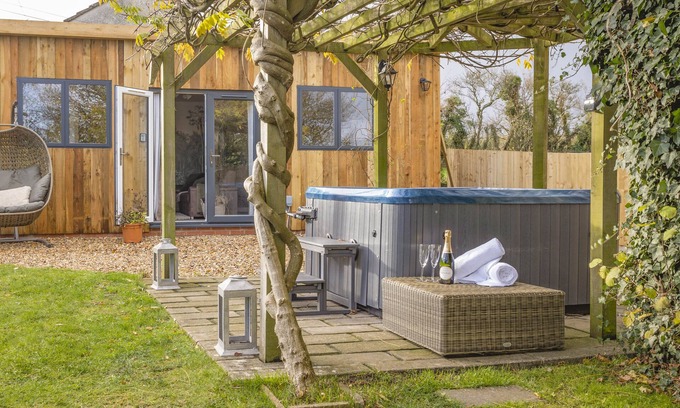 Upton Cheyney Otro | Wisteria View with Log Cabin sleeps 20 with hot tub