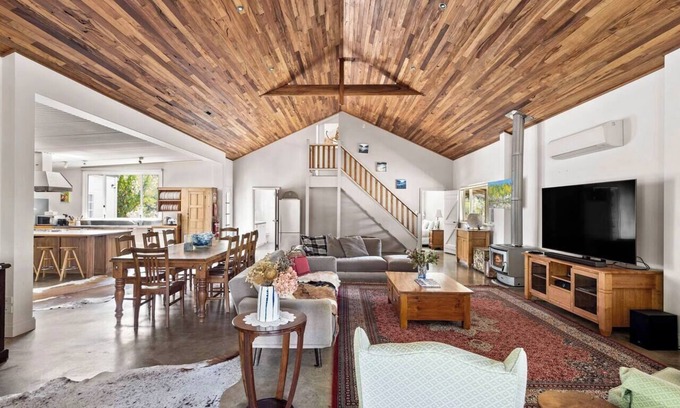 Wilyabrup Casa | Wisteria Vines Estate—Rustic Elegance by the Coast