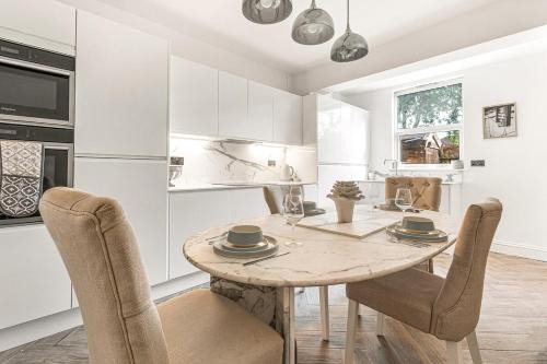 Runnymede Casa | Wisteria Way