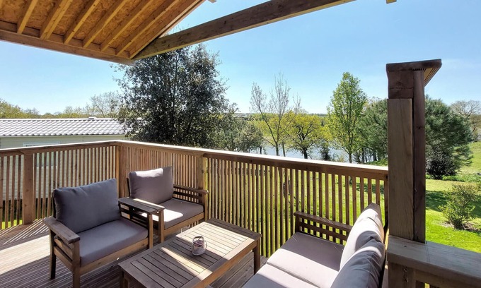 Mache Casa | With a breathtaking view of the lake, this compact wooden house in Mache welcomes you.