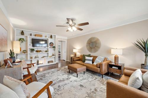Deer Park Casa | with Arcade and Covered Patio Sleep 9 in this 4 Bedroom 2 Bath Home 5 star host Deer Park TX