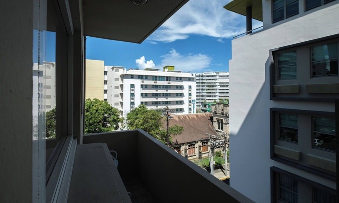 Miramar Apartamento | With Balcony | King Bed | Free Parking | AC