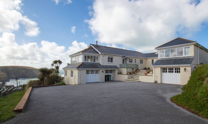 Portreath Casa | Con vistas panorámicas al mar, esta propiedad disfruta de una excelente posición en la ladera.