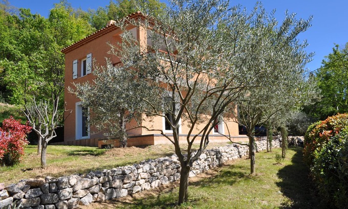 Bauduen Villa | Con vista al lago de Ste Croix, villa contemporánea para 8 personas.
