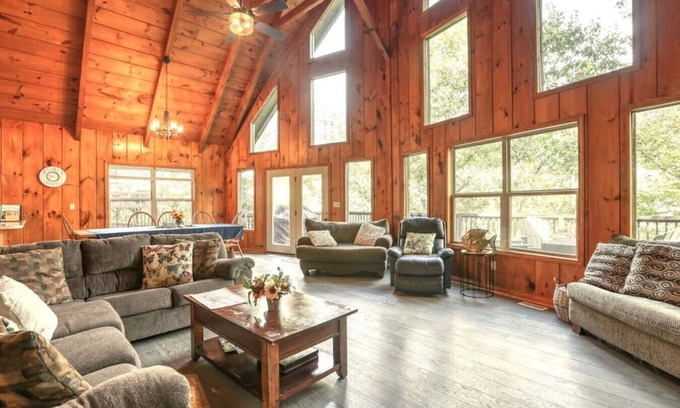 Flat Hollow Marina Cabina | Witt's Cove Landing Lakefront, cov'd dock+hot tub