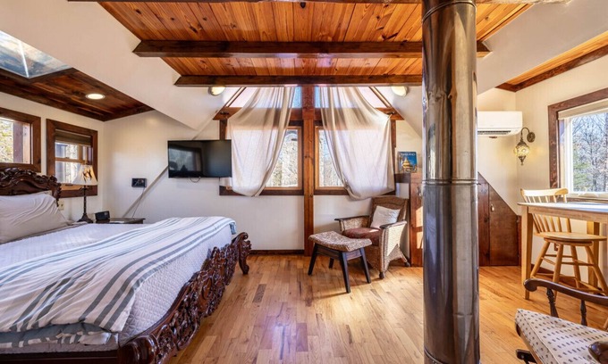 Stanardsville Condominio | WLS · White Lotus Suite