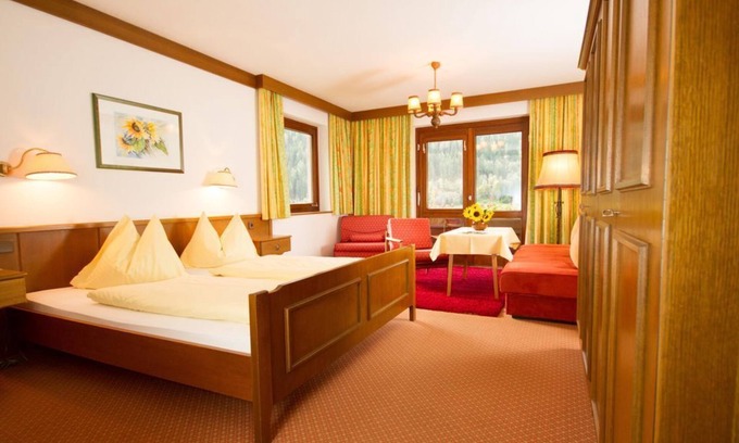 Bad Kleinkirchheim Cama Y Desayuno | Wohn-schlafzimmer mit Balkon und Sitzecke - Hotel-garni Haus Sonnblick