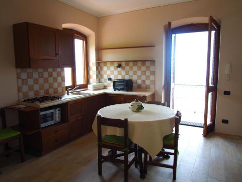 Verduno Apartamento | Wohnung in Verduno mit Garten