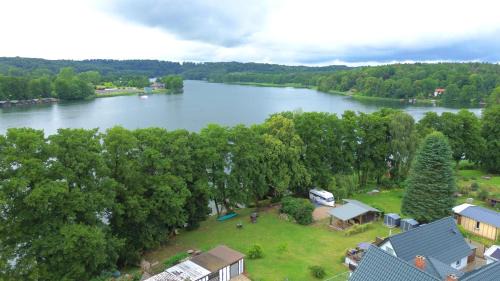 Feldberger Seenlandschaft Otro | Wohnwagen direkt am See auf privatem Grundstück