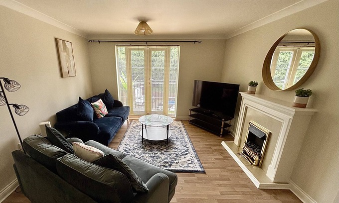 Woking Apartamento | Woking 2-Bed Flat with Balcony, En-Suite and Parking