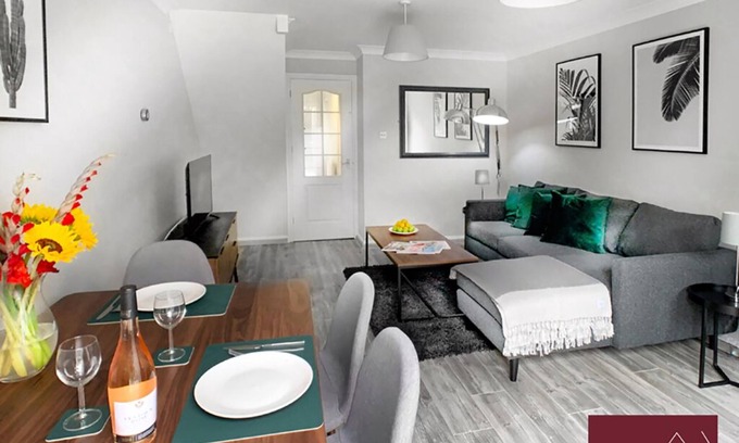 Knaphill Apartamento | Woking, 2 Bedroom House, Parking & Garden