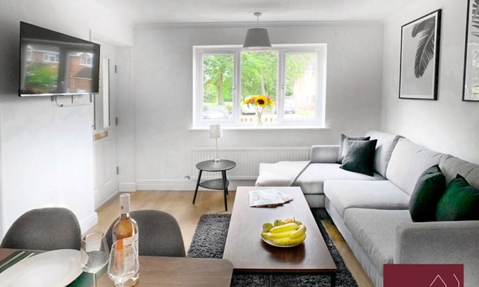 Bisley Casa | Woking - Front Garden, Parking, Pets Welcome