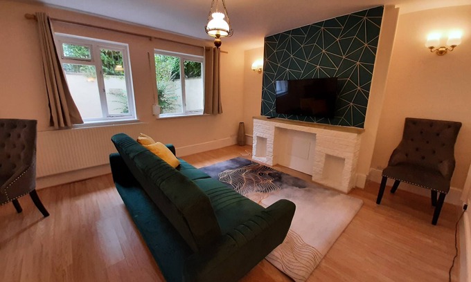 Wokingham Casa | Wokingham Centre: 5 min walk from Station & high street. Free Parking + Garden.