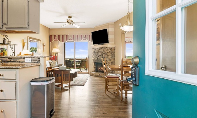 Wolf Laurel Condominio | Wolf Laurel-Hatley Pointe Resorts, Ski, Hike, Pool, Tennis, Dine, Big Deck View