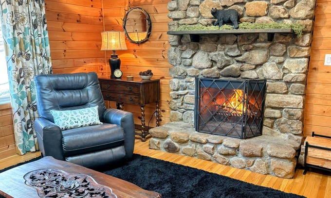 Wolf Laurel Cabina | Wolf Laurel Mountain Escape: Cozy Cabin, Fireplace, near Hatley Pointe, Secluded