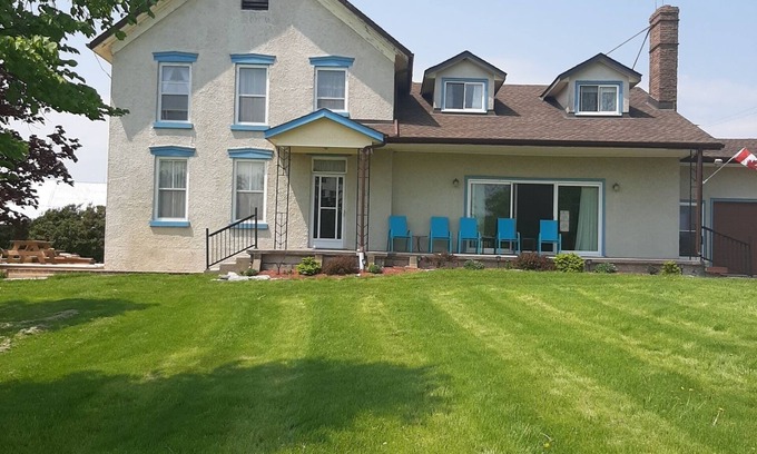 Wolfe Island Otro | Wolfe Island Bayview Farmhouse