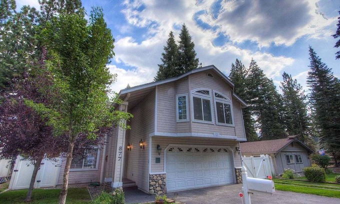 Tahoe Island Casa | Gran casa nueva con barbacoa, 2 terrazas, área de juegos, bañera de hidromasaje, patio cercado (CYH1077)