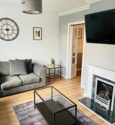 Wolverhampton Casa | Wolverhampton 3-Bed Home Garden 4 Beds Parking for 2 Vans Ideal for Contractors, NHS & Long Stays Near M6, Walsall & City Centre