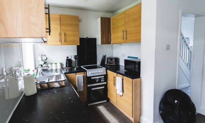 Wolverhampton Casa | Wolverhampton, M54 - Driveway - 3 bedrm, 5 singles