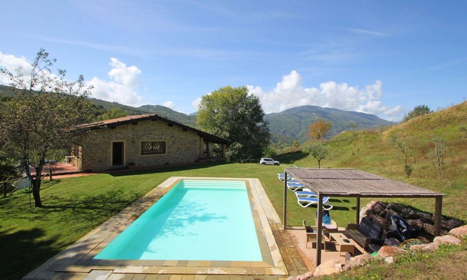 Castelnuovo di Garfagnana Villa | Preciosa casa de vacaciones privada con WIFI, piscina privada, TV, terraza y aparcamiento