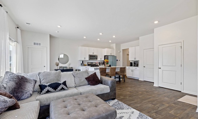 Solon Mills Condominio | Wonder Lake Elegance: Serene 2BR Townhome Retreat