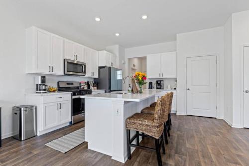 Solon Mills Casa | Wonder Lake Elegance- Serene 2BR Townhome Retreat