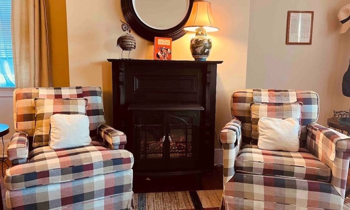 Winchester Apartamento | WonderClock House downtown vintage duplex w/ porches, steps to Handley Library