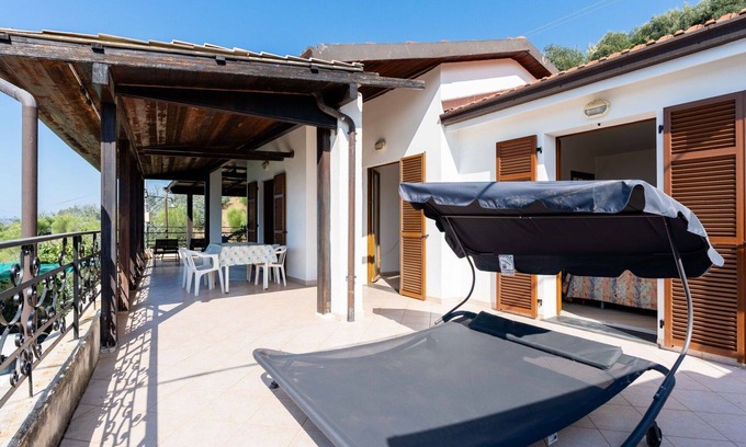 Santo Stefano al Mare Villa | Preciosa casa de vacaciones privada con WIFI, TV, terraza, mascotas permitida y aparcamiento
