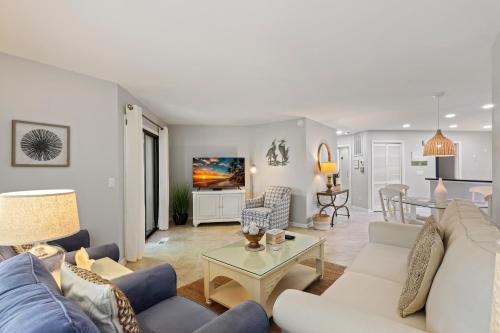 Shipyard Plantation Casa | Wonderful 2 BR w King and 2 Twins Large screen TVs Bikes & Beach Gear included