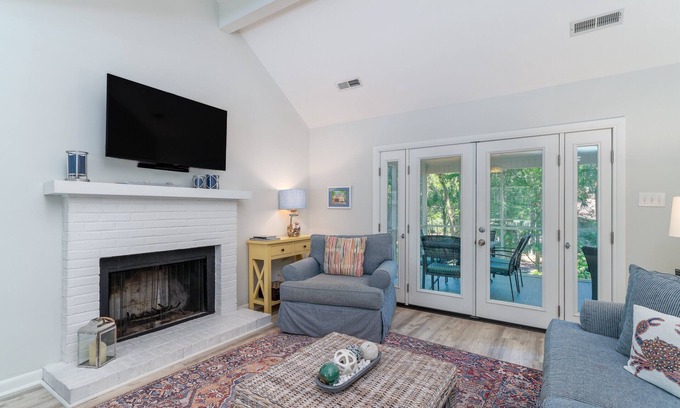 Tarpon Pond Casa | Wonderful 2BR+Loft Cottage! Close to Beach! Screened Porch w/ Wooded Views! Amenity Cards!