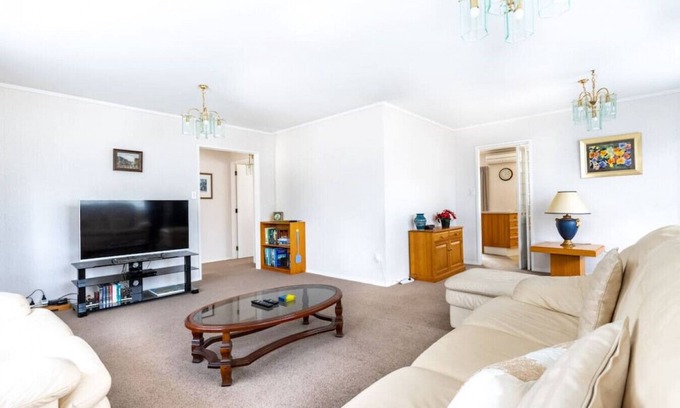 Takanini Casa | ★ Wonderful 3BR Home with Office & Outdoor ★