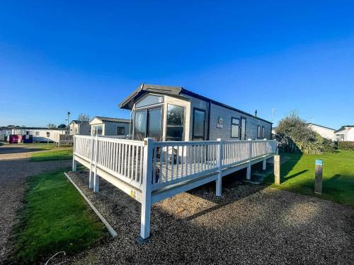 Scratby Otro | Wonderful 6 Berth Caravan For Hire By A Stunning Norfolk Beach Ref 19006Sd