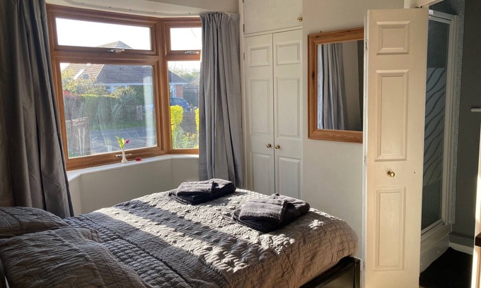 Holworth Apartamento | Wonderful accommodation with double bedroom en-suite shower, lounge and WiFi