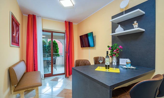 Fazana Apartamento | Maravilloso apartamento para 4 personas con piscina y jardín.