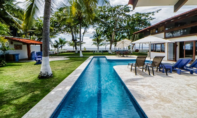 Cerro Plano Casa | Wonderful beachfront property in Tivives with palm trees, private pool, and AC