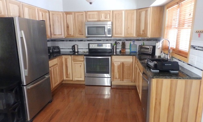 Lake Placid Casa | Maravillosa, brillante, actualizado 3 BR Townhome en Village, capacidad para 8 personas muy cómodamente!