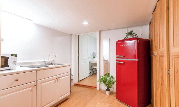 East Flushing Apartamento | Wonderful Budget 2-3 Bedroom Apartment with Wi-Fi, AC in charming Queens