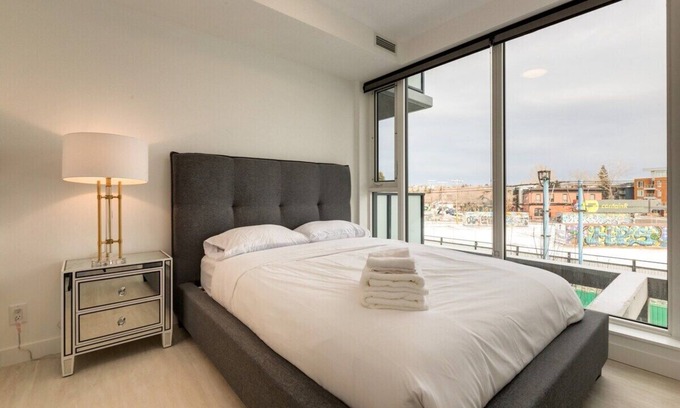 Sunnyside Apartamento | *Wonderful* City View Condo in Trendy Kensington
