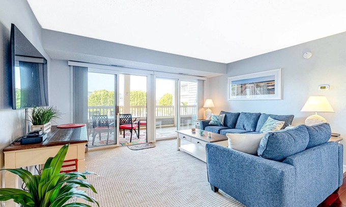 Heron Harbour Isle Condominio | Wonderful coastal escape with pools, deck & central AC - near shops & dining