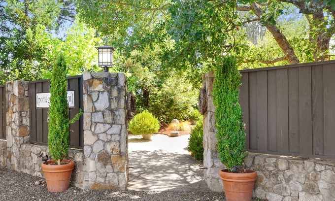 El Verano Cabaña | Maravilloso, cómodo, minutos de una casa de campo de BRM a Sonoma Square con patio privado
