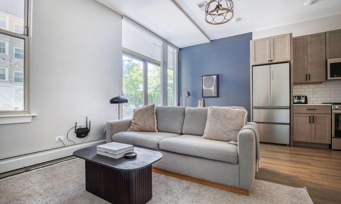 Edgewater Beach Apartamento | Wonderful Edgewater 1BR w/ Patio Deck & Gym, near lake, by Blueground