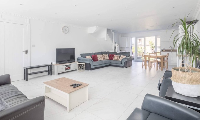 Cherry Hinton Casa | Wonderful Family Home with Free Parking