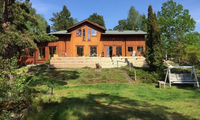 Kummelnas Villa | Maravillosa casa de madera para la familia en un lago en el campo de Estocolmo