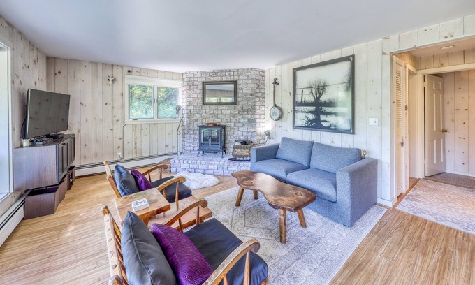 Winhall Casa | Wonderful Getaway Near the Slopes W/ Free WiFi. Scenic Deck, & Full Kitchen!