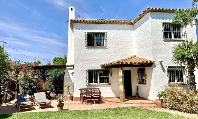 Zahora Casa | Casa unifamiliar cerca de la playa con un gran jardín.