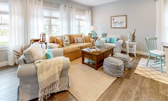 Arundel Condominio | Wonderful home on quiet street with shared pool, fast WiFi, grill & backyard