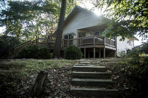 Carbondale Casa | Wonderful Lakefront Cabin with Hot-tub in Carbondale, Illinois