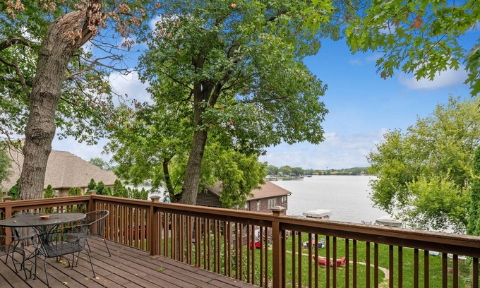Antioch Casa | wonderful log home Chain o Lakes waterfront home with pier Monthly rental