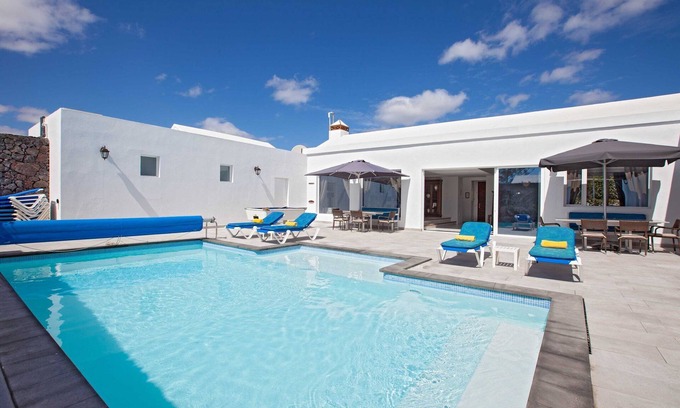 Los Mojones Villa | Wonderful Los Mojones Villa | Casa Penyas Blancas | Modern 6 bedroom Villa | Central Location | Lanzarote