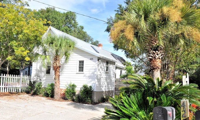 Old Village Casa | Wonderful Old Village Bungalow in the heart of Mount Pleasant